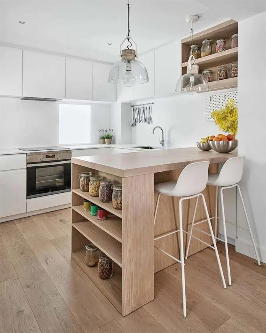 头一次见到自助餐,头一次见厨房装两个门