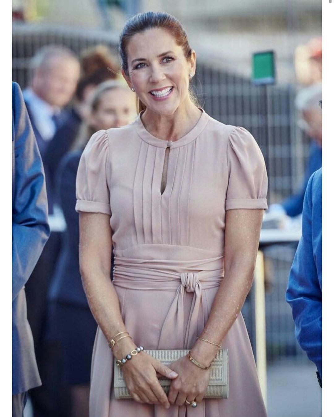 丹麦王储妃出席活动,丹麦王储妃粉裙