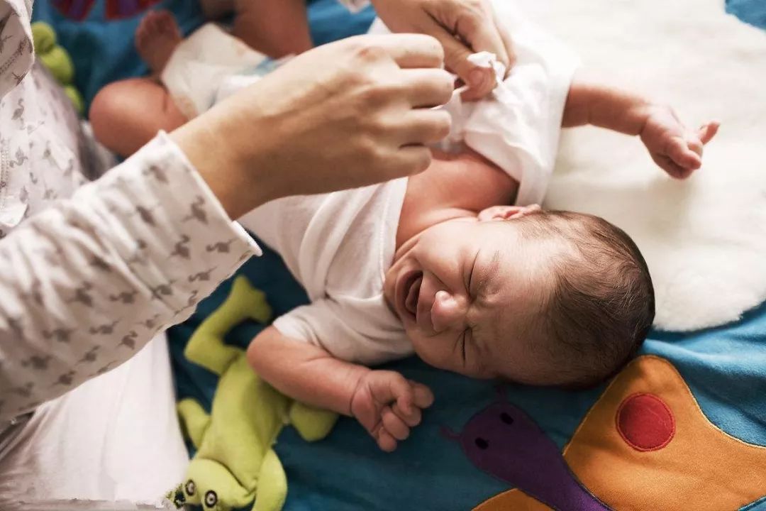 新生儿哭闹是饿的厉害吗,除了哭怎么判断新生儿饿了