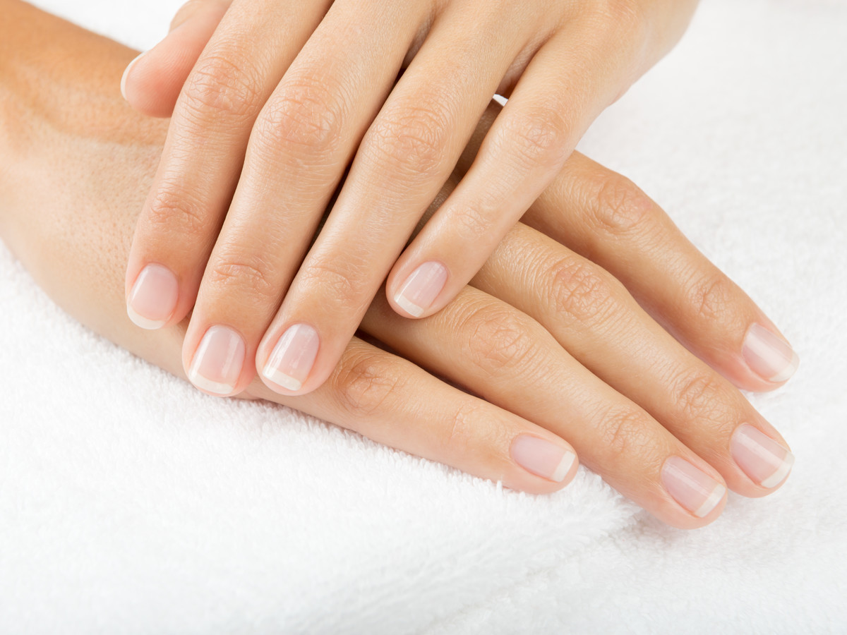 易劈易断还分层？美国专业沙龙修复甲油，给“病甲”快速“整容”