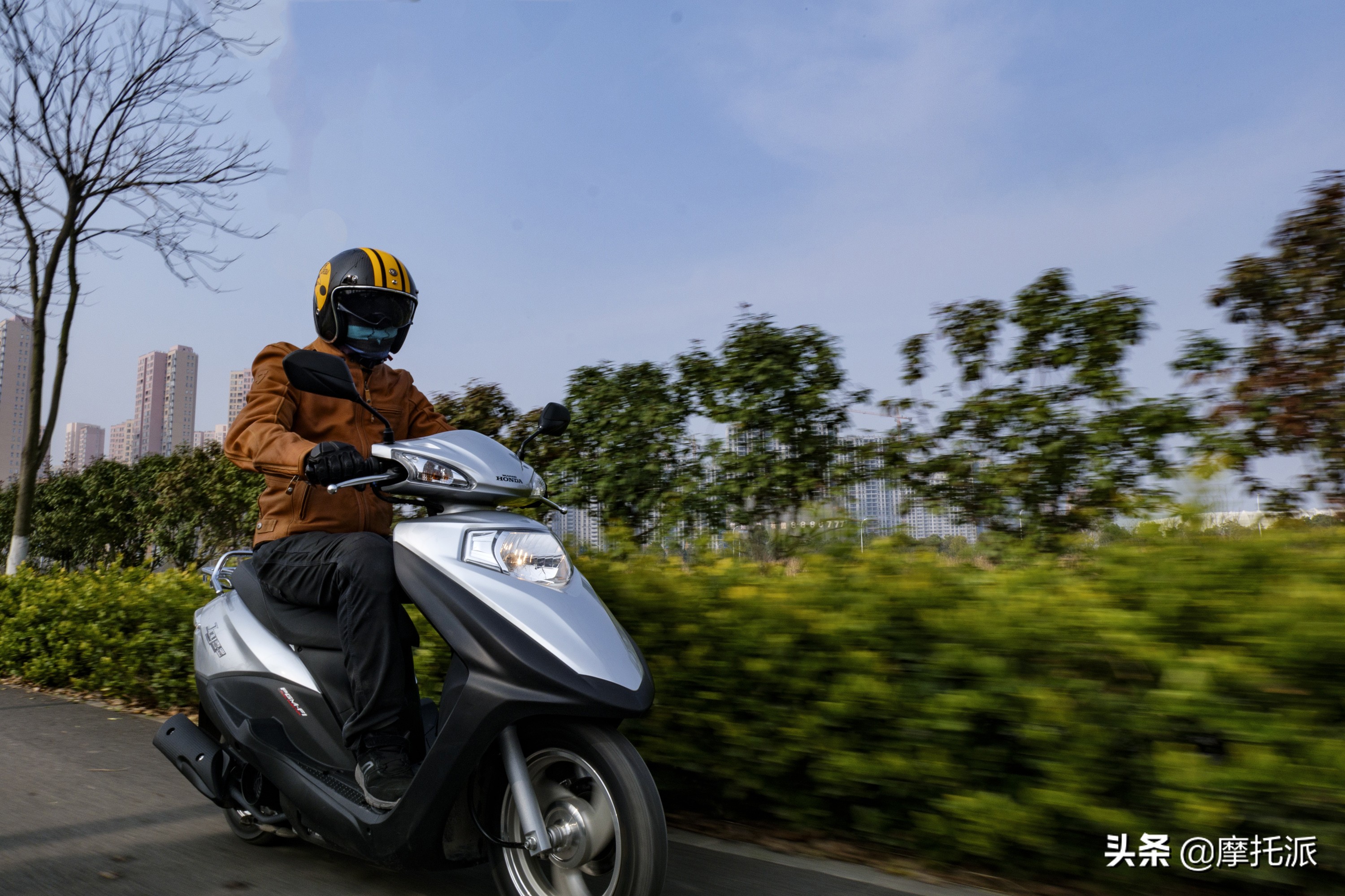 售价7500元左右，五羊-本田平民踏板“喜鲨125”试驾综评