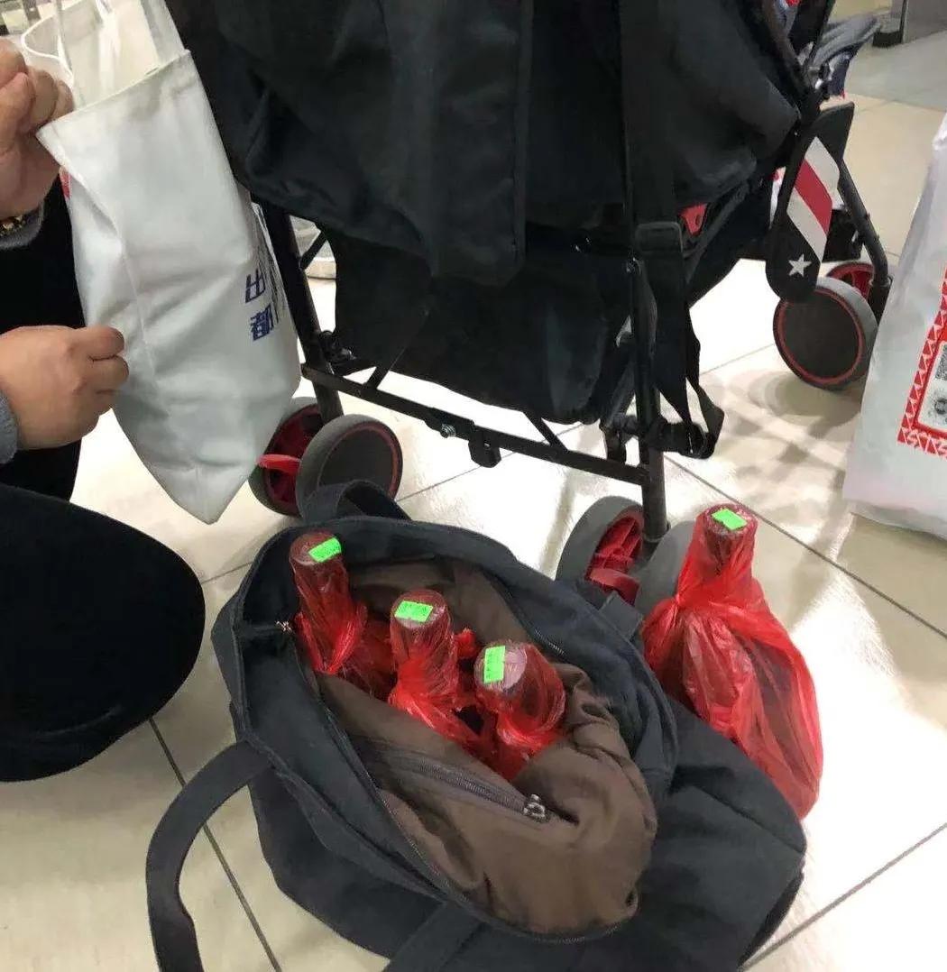 一男子行李箱过安检,一男子过海关被查