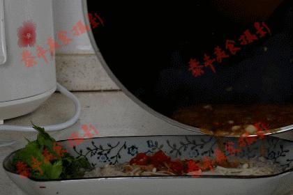 一口吃掉爆辣金针菇这样才叫过瘾,好吃到爆的变态辣金针菇