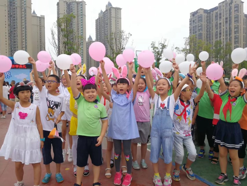 学校运动会解说词,学校体育运动会开幕式总结