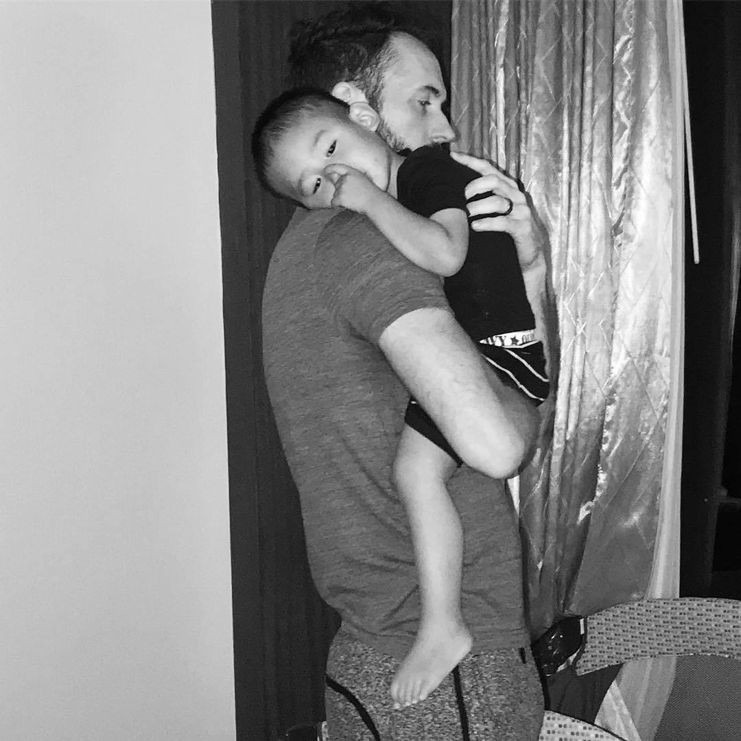 美国网红领养中国残障男孩，疯狂吸血赚钱后就无情抛弃？