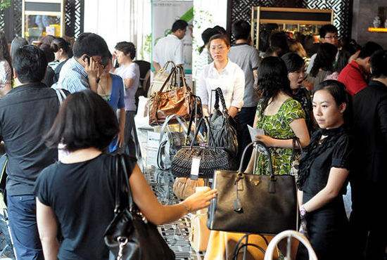 大妈用奢侈品包装菜，引出女儿售假案，假货横行的时代该相信谁？