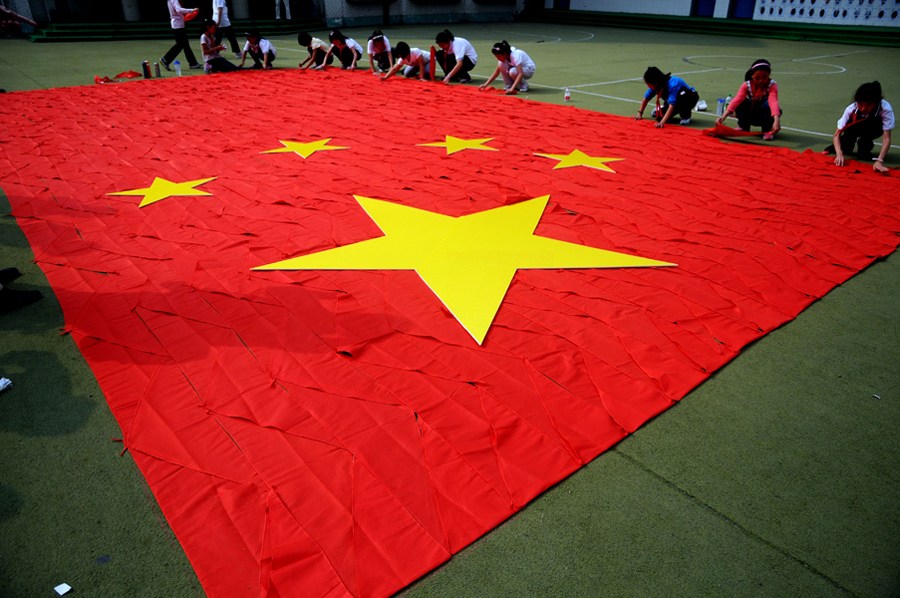 五星红旗的五颗星为什么不一样大,五星红旗为什么是红色的有五颗星