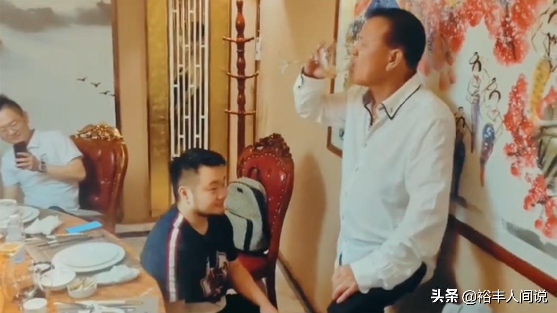 万梓良和女儿合影,万梓良和女星亲吻电影