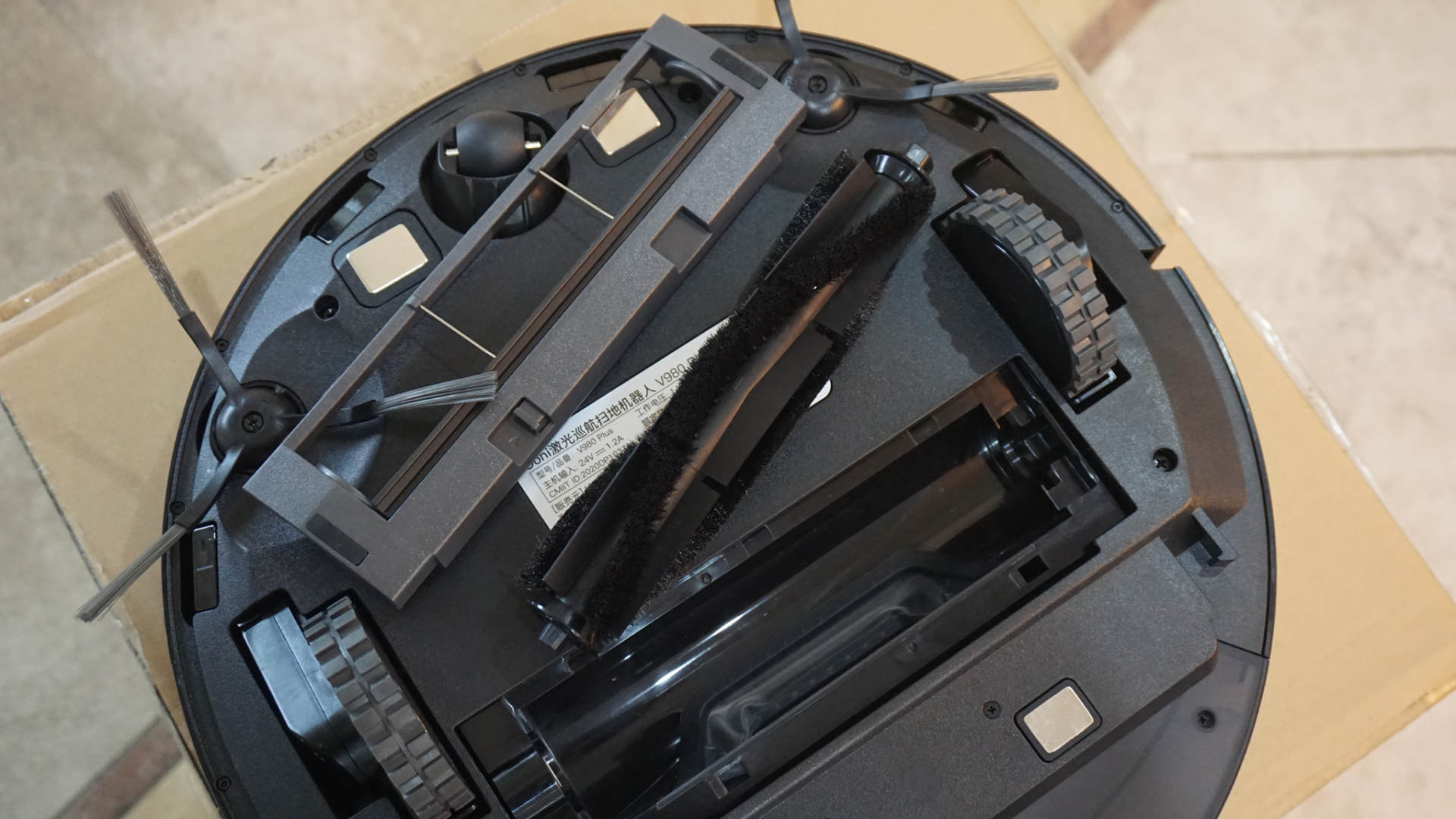 如何操作智能自动吸尘扫地机 (最简单的集尘扫地机器人)