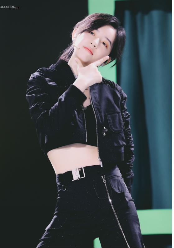 李斯丹妮的机车造型是真的辣,露腰又露腿,身材好果然敢穿