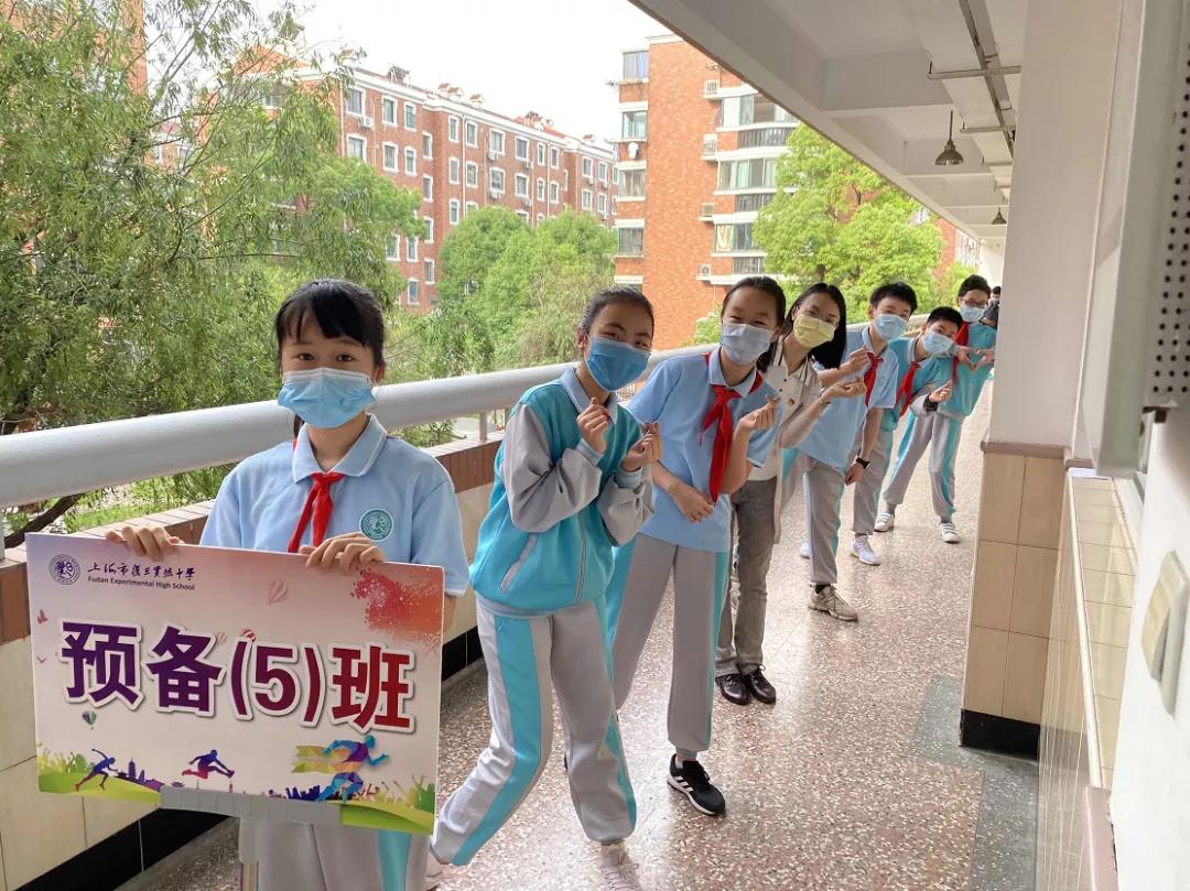 今天又有一批同学返校，来看师生们的自拍留念