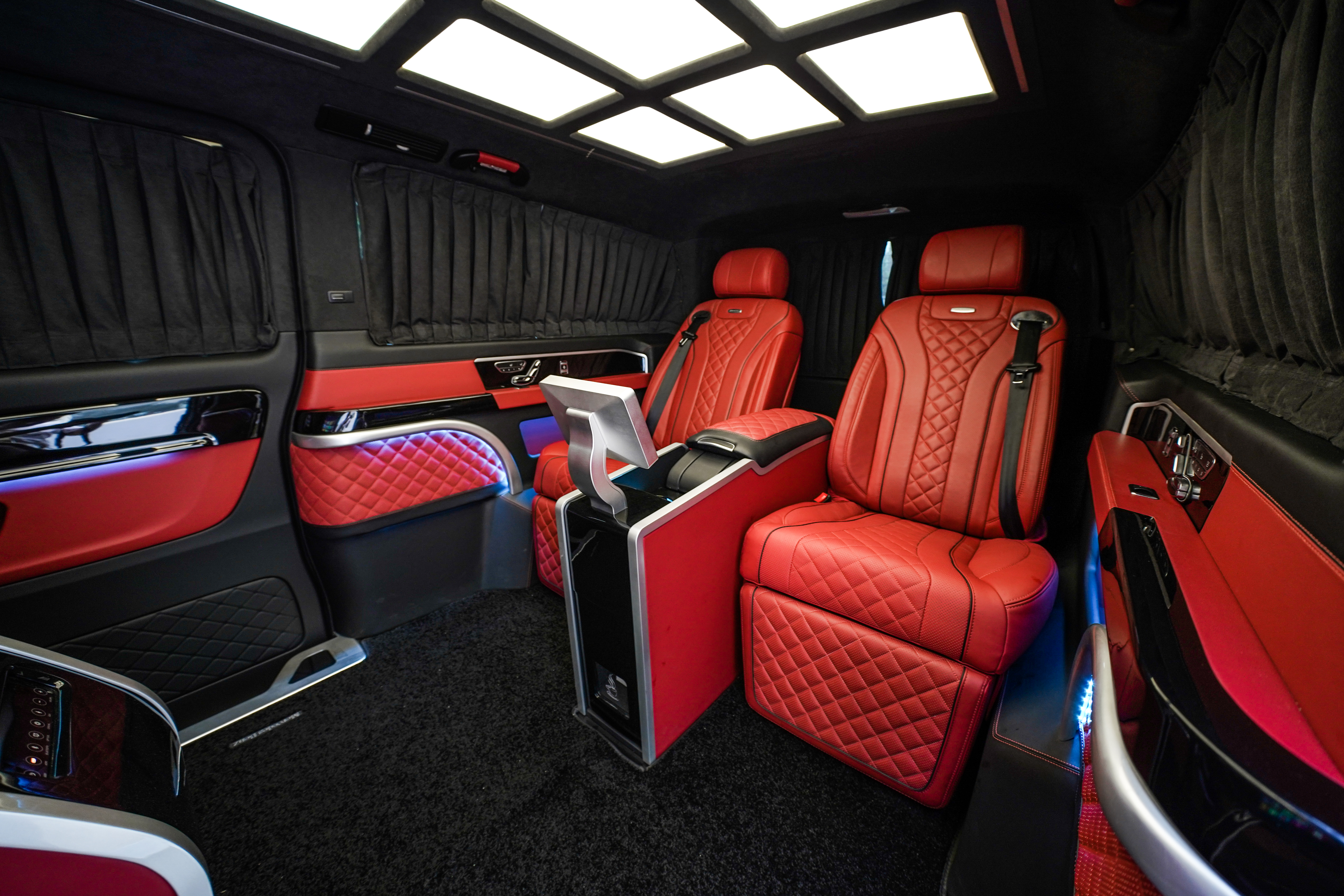 从简约到惊艳，奔驰V级商务车巅峰对决，同样的价格你会选谁？