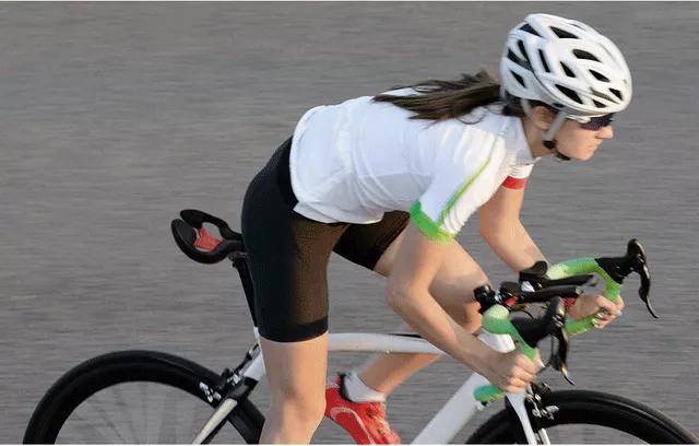 大叔发明了一个镂空车座，堪称骑行时降低屁股疼痛的神器