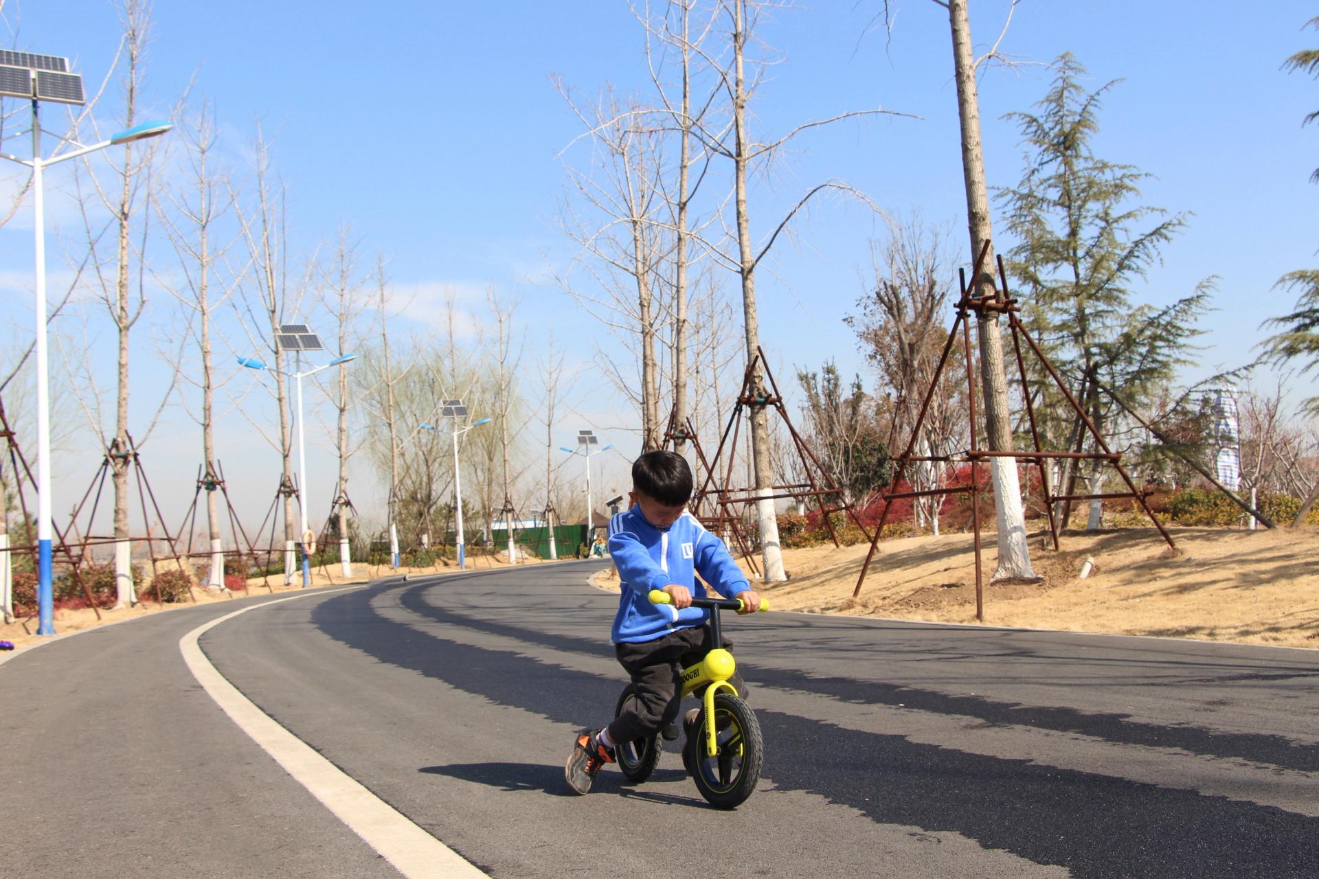 萌娃骑平衡车的视频,萌娃运动平衡车