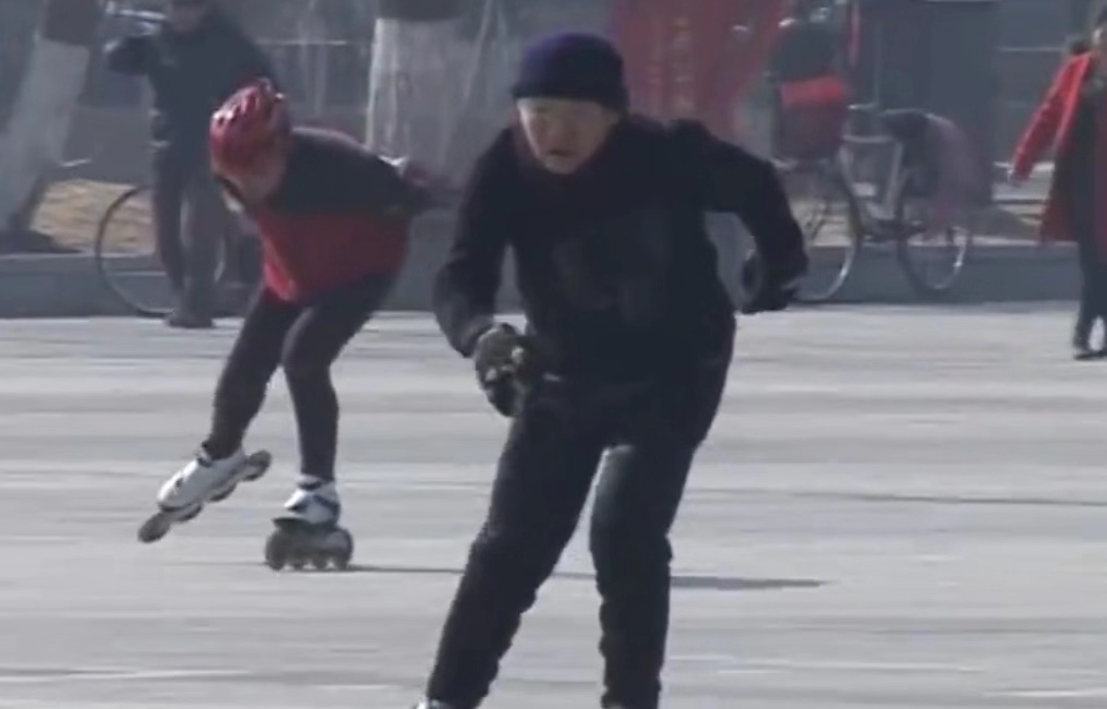 身体硬朗脚下生风万柳塘轮滑爷爷92岁了要问健康秘诀他说离不开运动和饮食