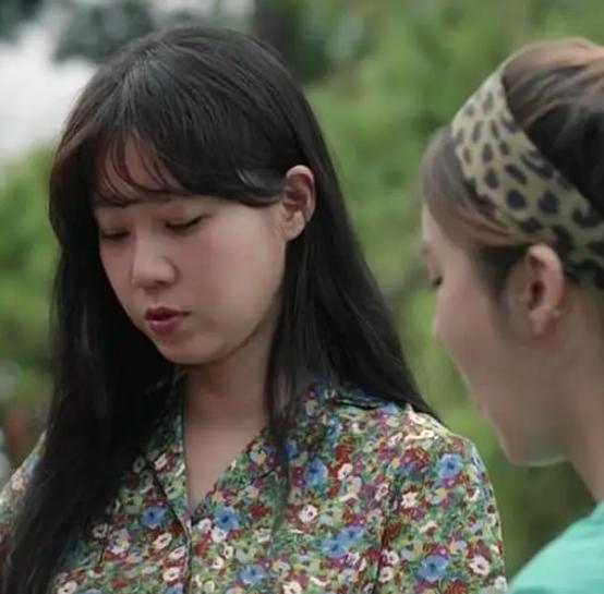 孔孝真《山茶花开时》穿搭盘点，背带裤叠穿好时髦