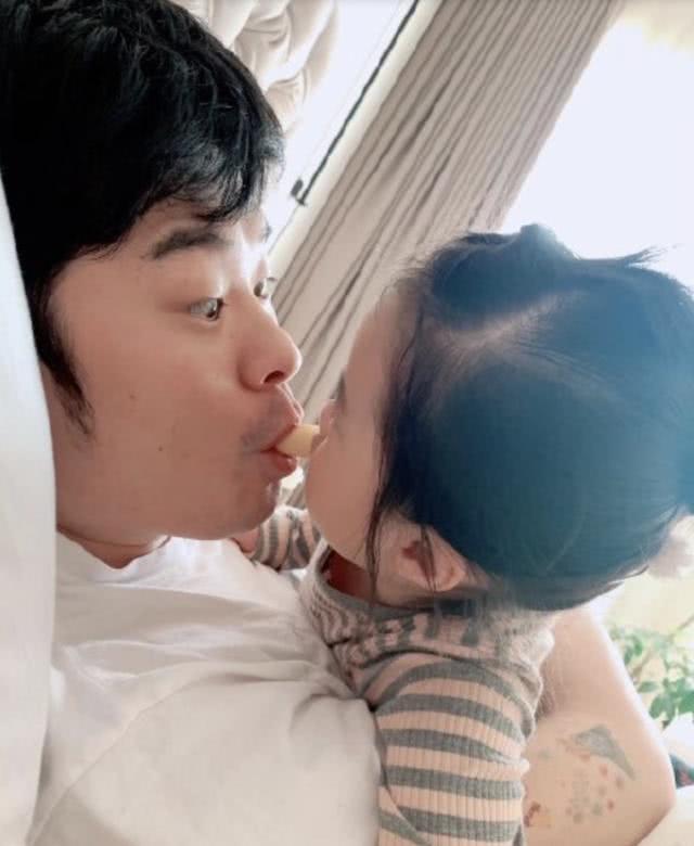 陈赫晒与两女儿温馨合照,陈赫晒女儿合照视频