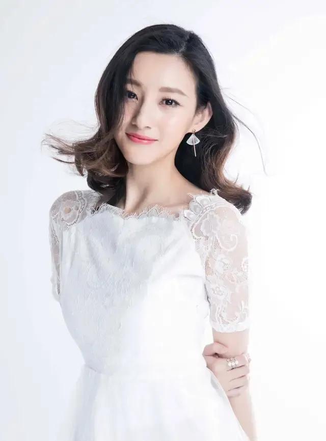 马凡舒首次主持天下足球,央视足球主持马凡舒