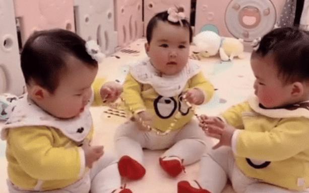 “大金链子爷爷”被三胞胎“抢劫”火了，一不小心生了三个小财迷