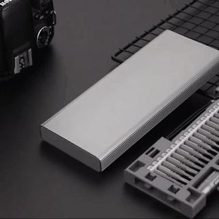 一把刀杆搭配48个精密批头，银灰色外形，这个螺丝刀是男人的梦想