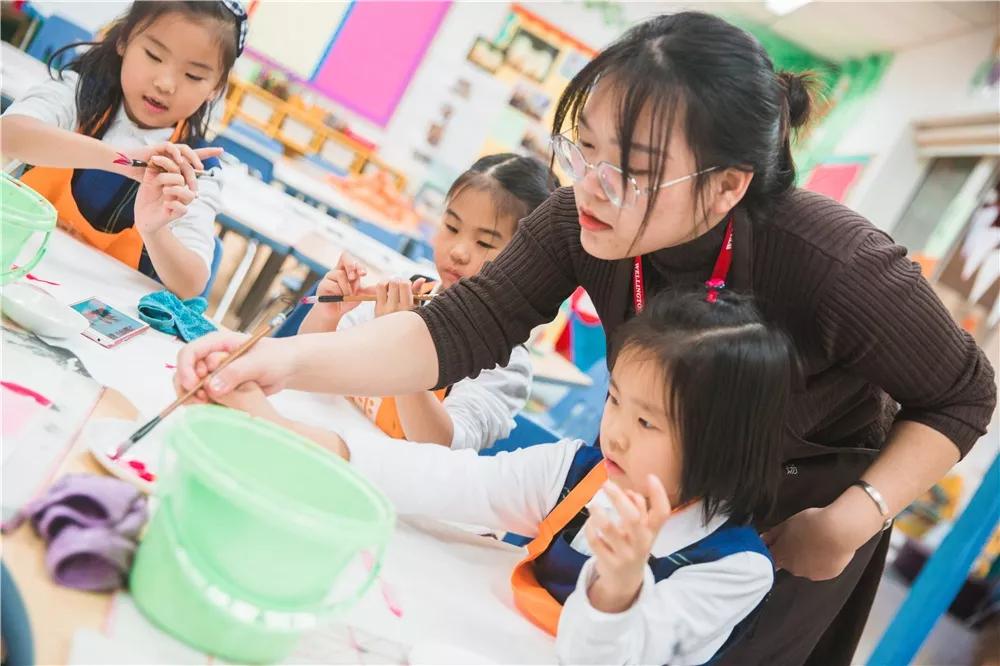 天津这所学校火了!高尔夫、足球、科学实验...孩子吵着都要来