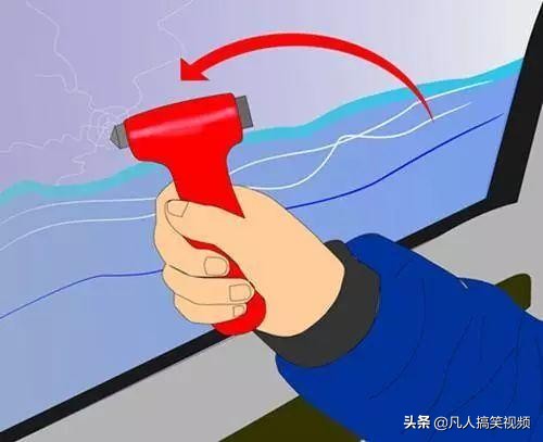 老司机开车躲避行人冲入池塘,老司机开5系