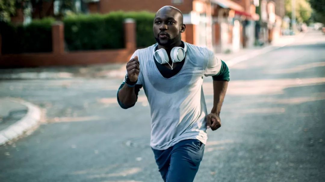 凭什么他跑五公里就不出汗!我八百米不到湿了一身?