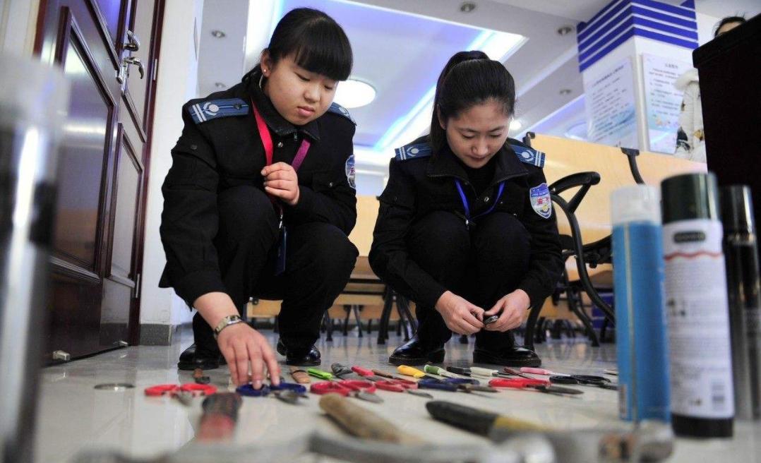 地铁安检员一个月大概多少工资,地铁安检员300工资真的假的