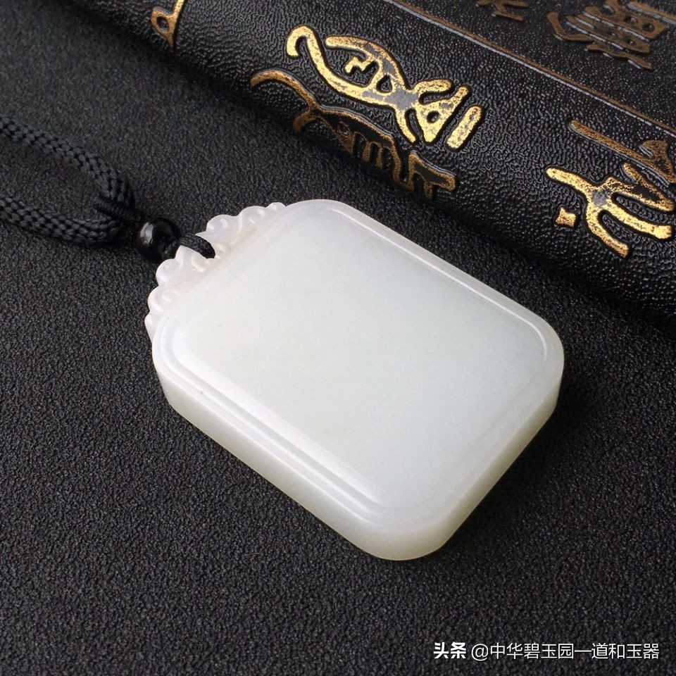 男士和田玉平安无事牌配饰,男士手上适合戴什么和田玉饰品