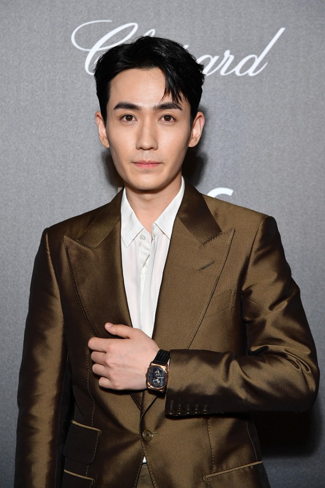 朱一龙白西装造型太帅了,朱一龙白西装造型好绝