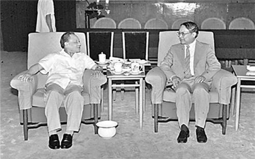 1981年*小平邓**会见金庸,世界上有几种社会主义?金庸:不能一概而论