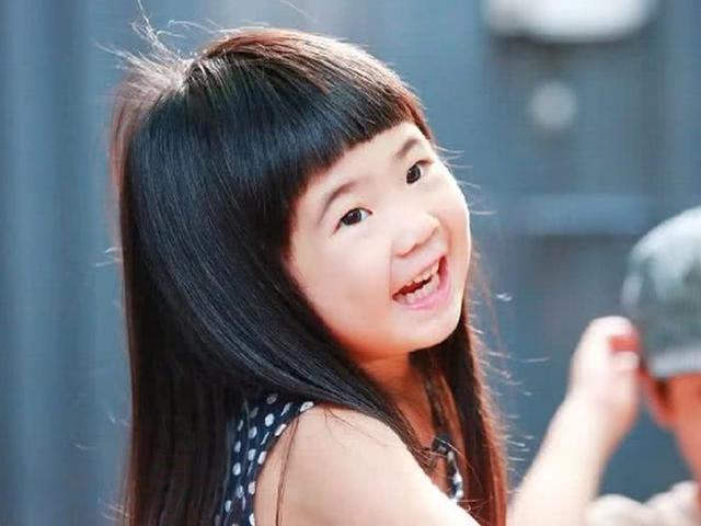 曹格女儿长大变样,有种逆袭叫曹格女儿