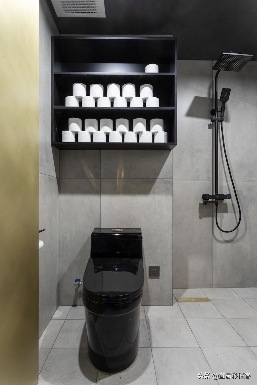 98年纹身师一人宅,酷炫工业风,家里一半面积是客厅