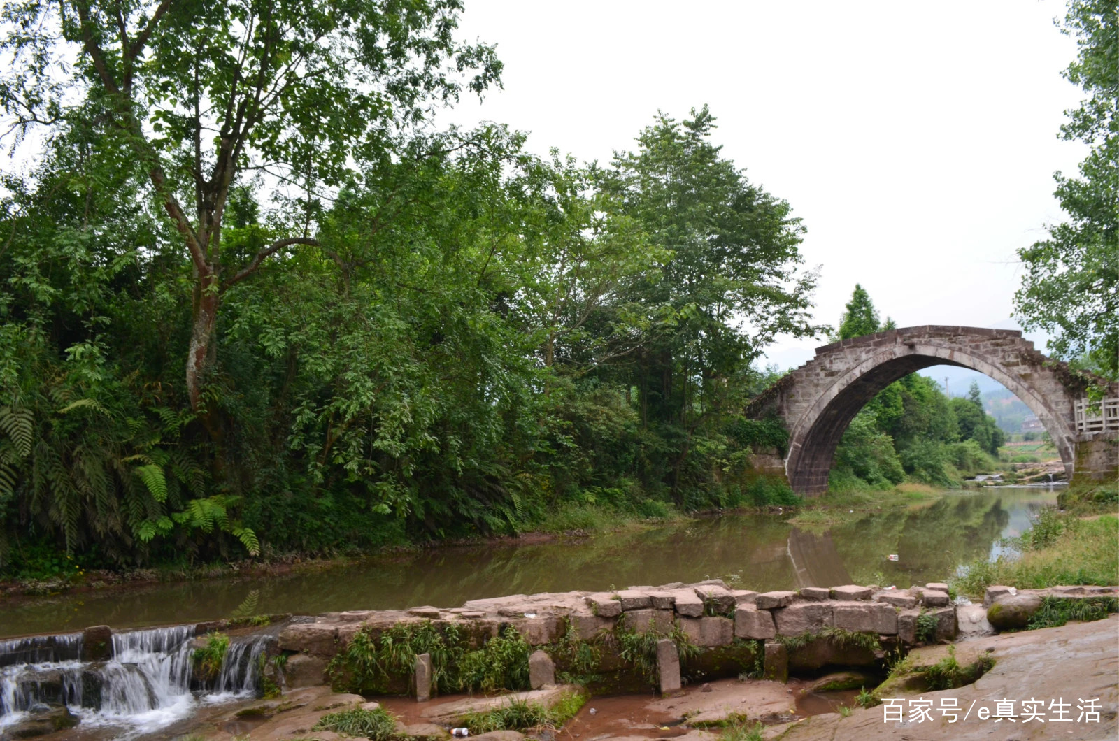 上里古镇，一个名副其实的古镇，人很少，跟丽江大研古城有的一比