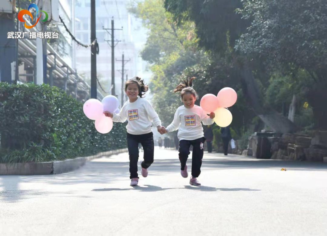 10年前的今天，这对罕见的连体女婴成功“分身”，如今她们牵手上学超暖心