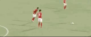 亚足联评亚冠五佳任意球,恒大上港之战保利尼奥挑球过人