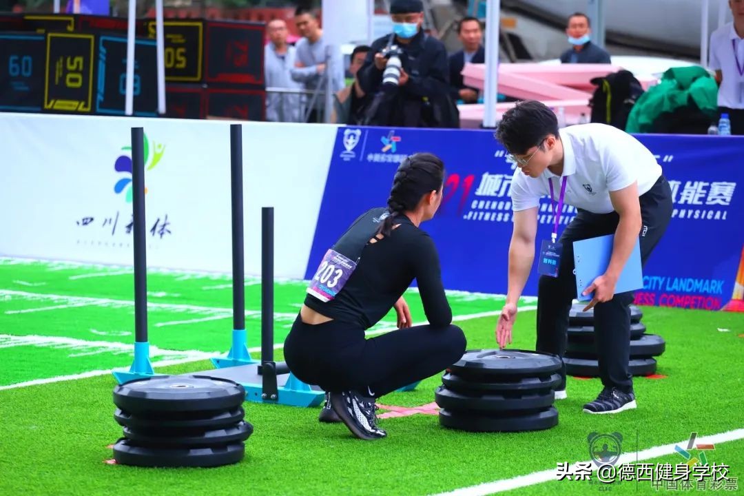 燃爆体能赛现场的，除了爆燃的体能咖，还有德西这支神秘的队伍
