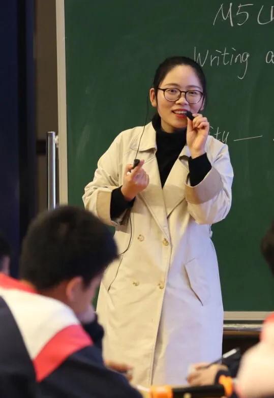 巴陵郡三湘四水英才聚，香樟园高谈阔论红烛燃