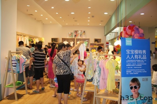 最新童装店双门头装修效果图,童装店怎么装修才有顾客