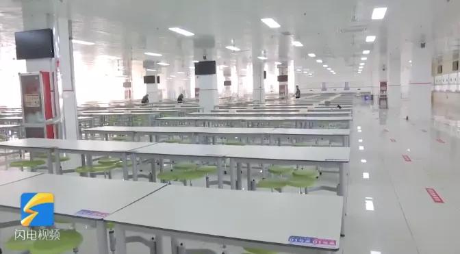 山东一学校食堂火了!一张餐桌4个凳子锁了3个,只容一人孤独地坐着