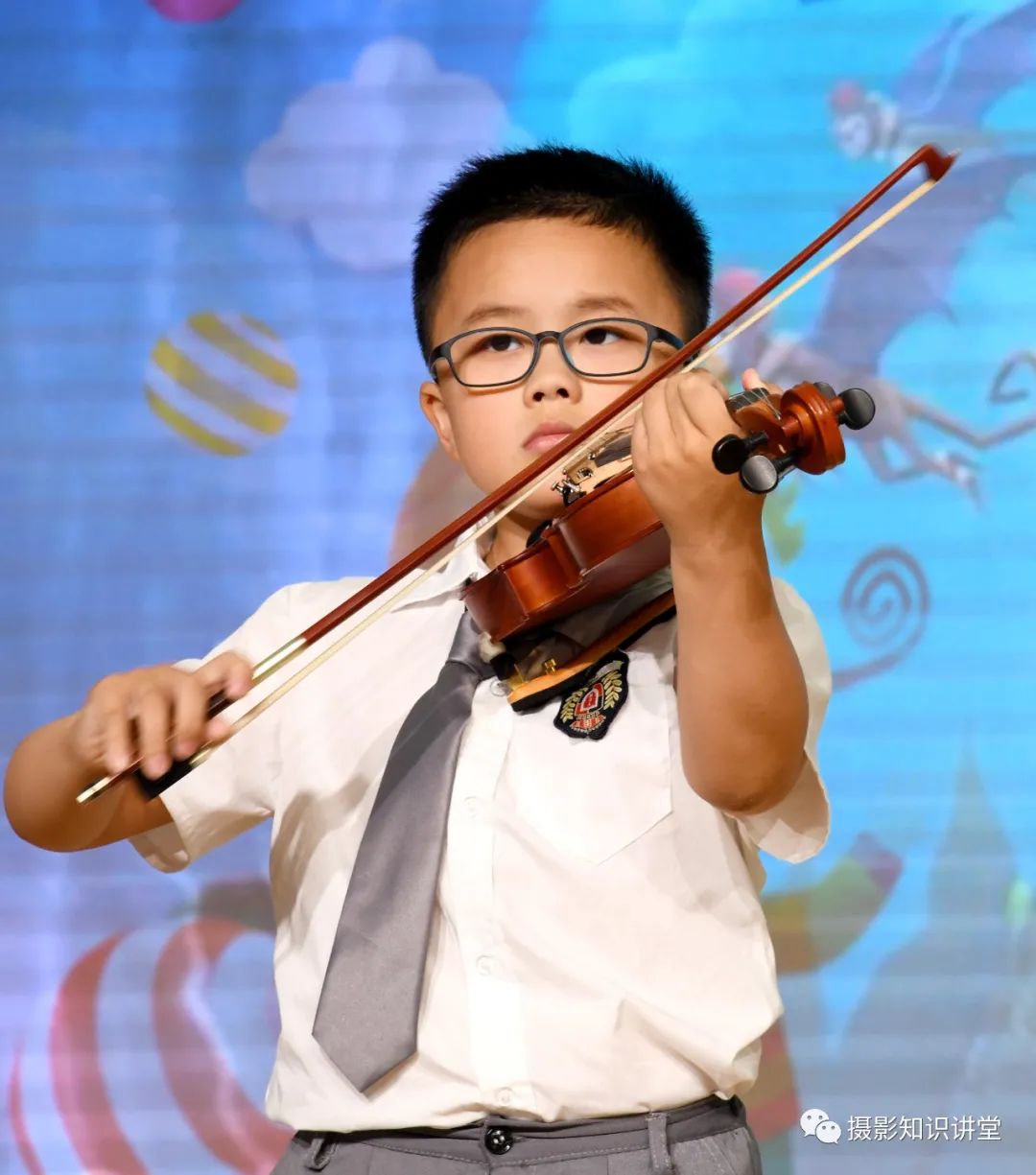 儿童摄影如何逗孩子拍入园照,儿童摄影周岁照拍摄技巧