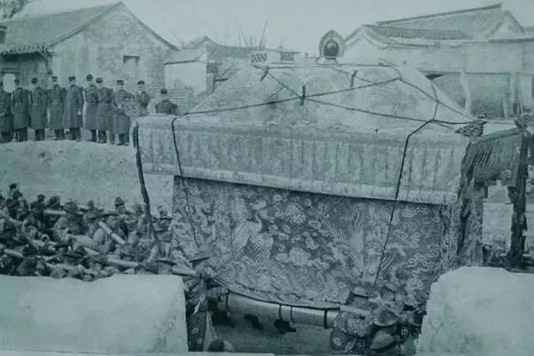 慈禧棺椁老照片,慈禧墓里陪葬品的图