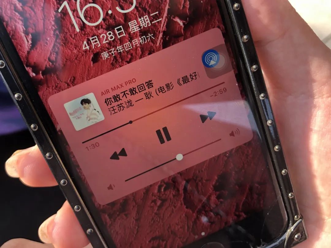 太古里的年轻人耳机在放什么？