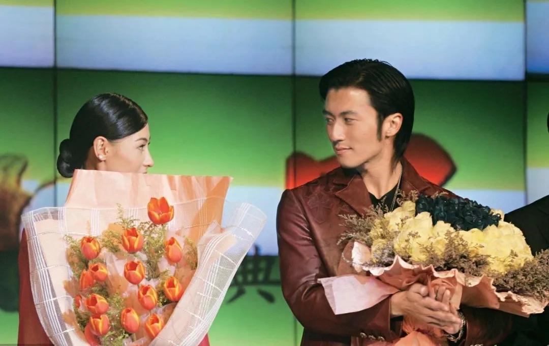 王菲谢霆锋22年前牵手照,王菲谢霆锋时隔23年牵手现身机场