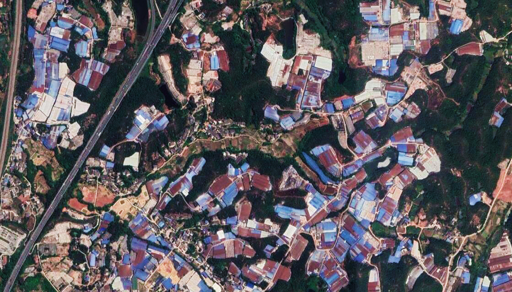 卫星航拍赣州南康区：境内有机场和高铁站，家居小镇很亮眼