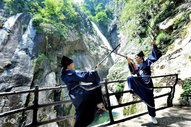 小说：他戴面具进入拍卖会，伪装成花甲老人，修长双手却暴露年龄