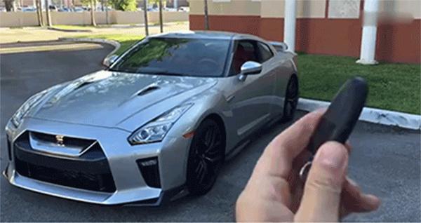 掏出这把骚气的GT-R钥匙后，妹子上我的车了！