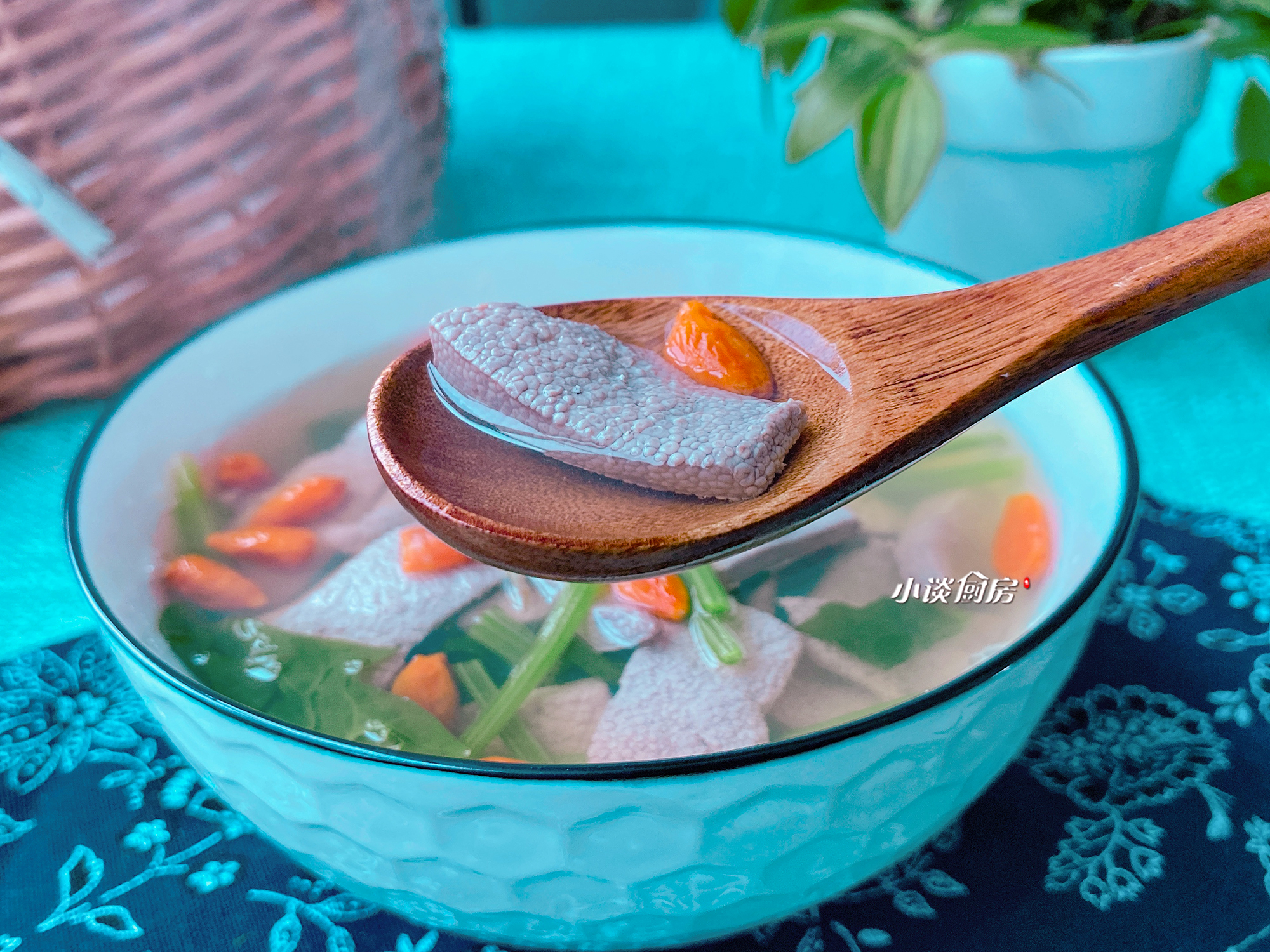 用眼多度,记得喝这碗“护眼汤”,富含维生素A,学生*党**要常喝