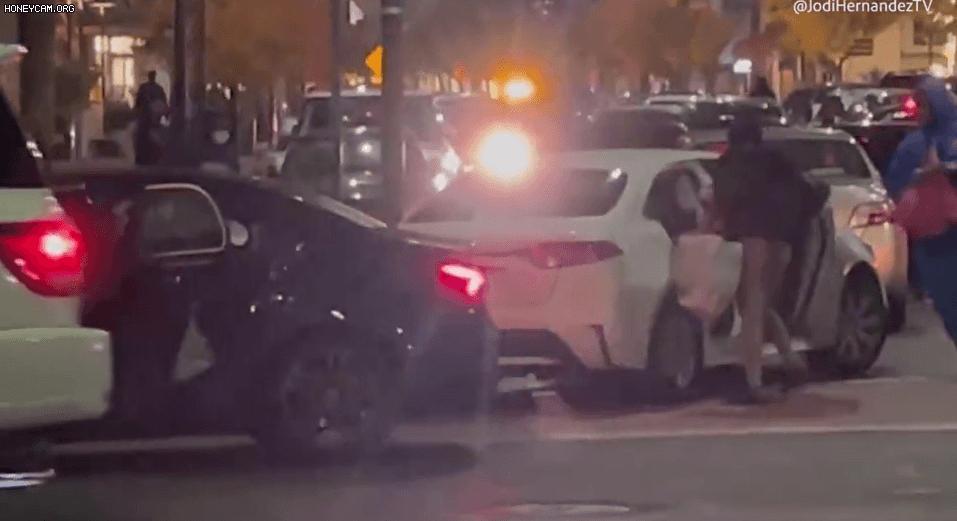 最近去美国小心!过境被罚$5700,80人武装抢商场,铁锤帮暴砸珠宝店