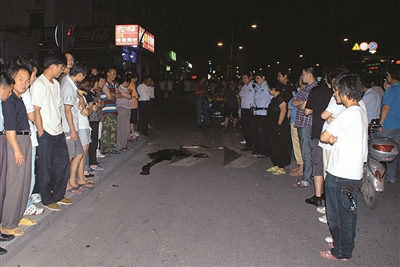 11年前，20岁的他跟着“大哥”打死了人逃亡的日子里，他被人打断鼻梁也不敢声张